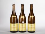 trois bouteilles de vin posées l'une à côté de l'autre sur une table