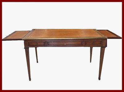 Bureau plat de style LXVI en merisier ouvrant par 3 tiroirs …