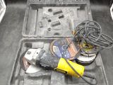 l'image d'une boîte à outils contenant des outils