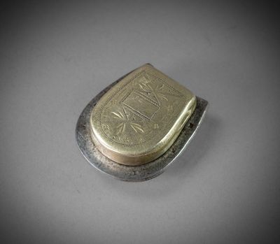 une vieille pièce d'argent et d'or sur laquelle figure une petite inscription