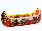 un objet en verre en forme de banane posé sur une surface blanche