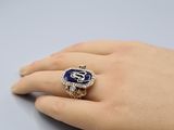 une image représentant la main d'une femme portant une bague