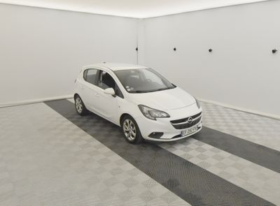 une photo d'une voiture blanche garée dans un garage