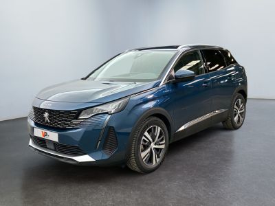 Une voiture bleue est garée dans une pièce au sol noir.