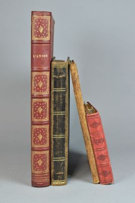deux livres posés l'un à côté de l'autre sur une table