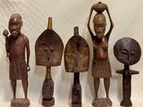 cinq figurines en bois de formes et de tailles différentes