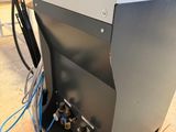 une machine posée sur une palette