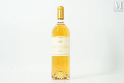 une bouteille de vin posée sur une table