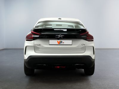 l'arrière d'une voiture blanche dans une pièce blanche