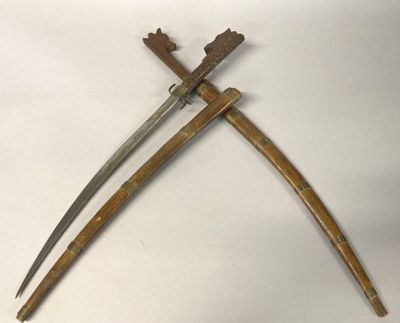 Afrique du Nord. Deux poignards flissa, lame en métal gravé,…