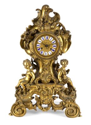 une horloge en or ornée de chérubins et d'anges