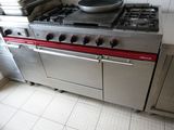 une poêle posée sur une cuisinière dans une cuisine