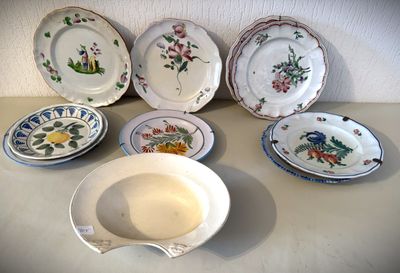 plusieurs assiettes et bols posés sur une table