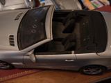 une petite voiture posée sur un bureau