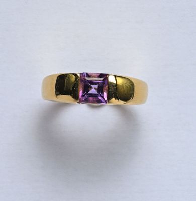 Bague en or jaune 18K (750/oo) lisse, ornée d'une améthyste …
