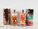 Plusieurs types de parfums sont alignés sur une table