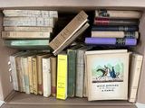 une boîte pleine de livres posée sur une table