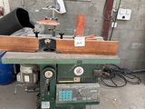 une machine posée sur une table dans un garage