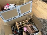 une boîte en carton contenant un certain nombre d'objets