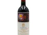 une bouteille de vin rouge avec une étiquette blanche sur fond blanc
