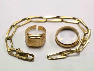 deux bagues et un bracelet posés sur une table blanche