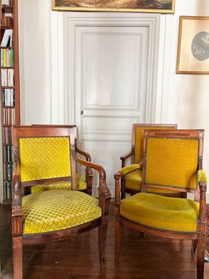 deux chaises jaunes dans une pièce où se trouve une bibliothèque