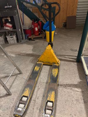 un chariot élévateur équipé de deux skis, dans un garage