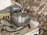 une table sur laquelle sont posés un saladier et un mixeur