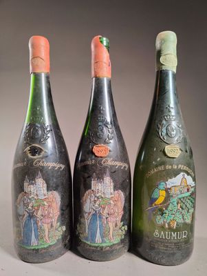 trois bouteilles de vin posées sur une table l'une à côté de l'autre