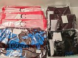 de nombreux t-shirts de différentes couleurs dans un sac en plastique posé sur une table
