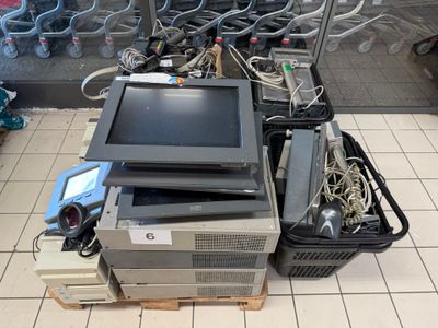 un tas de matériel informatique posé par terre dans un magasin