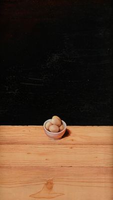 peinture représentant un bol de noix posé sur une table en bois, sur fond noir