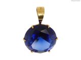 un gros plan d'un pendentif en pierre bleue sur fond blanc