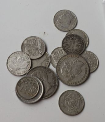 beaucoup de pièces qui sont sur la table