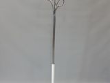 un sapin en métal argenté avec un socle blanc et un socle blanc