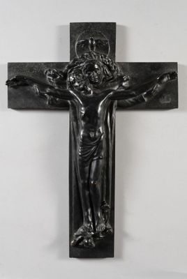 une image représentant une statue de Jésus sur une croix, accrochée au mur
