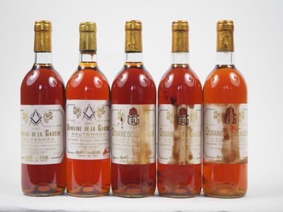 quatre bouteilles de vin sont alignées