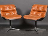 paire de fauteuils pivotants en cuir orange