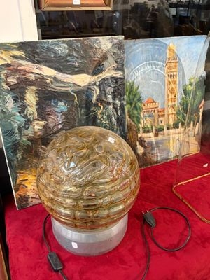 une photo d'un saladier en verre posé sur une table rouge