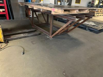une image représentant une table en bois et en acier