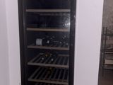 une photo d'un refroidisseur à vin dans une pièce
