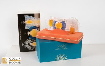 deux boîtes de parfums posées l'une à côté de l'autre sur une table