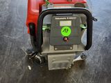 une petite machine rouge posée sur le sol