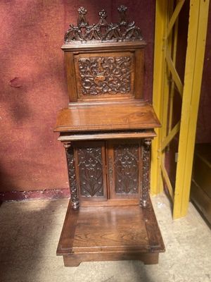 une étagère en bois sur laquelle est posée une horloge