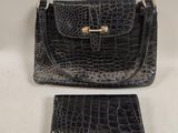 deux sacs à main en cuir d'alligator noir posés sur une surface blanche
