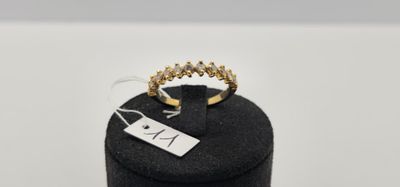 un gros plan sur une bague posée sur un chapeau noir, avec une étiquette de prix
