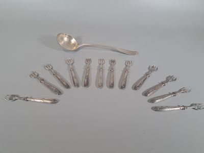 de nombreuses fourchettes et cuillères disposées en cercle