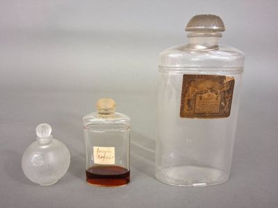 deux flacons de parfum posés l'un à côté de l'autre sur une table