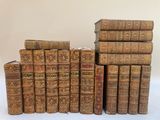plusieurs vieux livres empilés sur une table