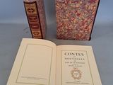 deux livres posés l'un à côté de l'autre sur une table